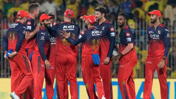 बेंगलुरु ने चेन्नई को 2 रनों से हराया - लाइव अपडेट