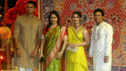 अर्जुन तेंदुलकर और सानिया चंदोक सगाई फोटो, ENGAGED बैनर के साथ